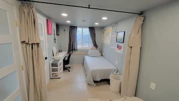 2 bedrooms, desk, iron/ironing board, WiFi