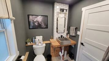 Ducha, toallas, jabón y champú