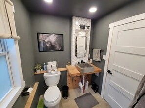 Shower, towels, soap, shampoo - The Little House in the Garage (Beech Creek)