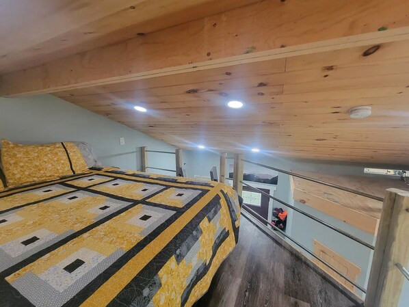 2 bedrooms, desk, iron/ironing board, WiFi