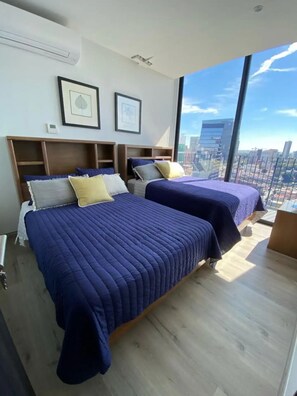 2 quartos, ferros/tábuas de passar roupa, berço de viagem