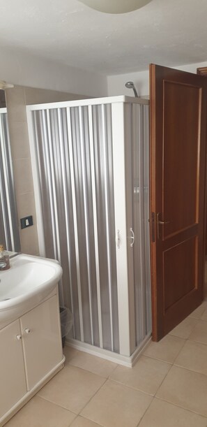 Een douche, een haardroger, een bidet, handdoeken