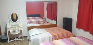 1 slaapkamer, een strijkplank/strijkijzer, gratis wifi, beddengoed