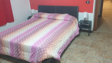 1 habitación, tabla de planchar con plancha, wifi gratis y ropa de cama