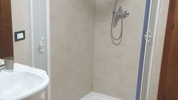 Douche, sèche-cheveux, bidet, serviettes fournies