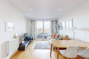 TV - Lovely Apartment with Balcony - 3 min to Station (London)