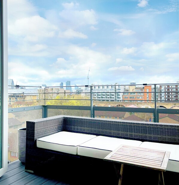 Property grounds - Lovely Apartment with Balcony - 3 min to Station (London)