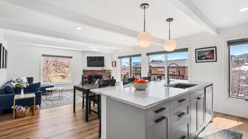 Condo (Woodbridge 34 C) | Private kitchen | Cookware/dishes/utensils