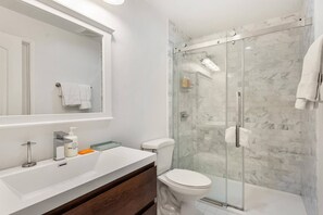 Condo (Woodbridge 34 C) | Bathroom