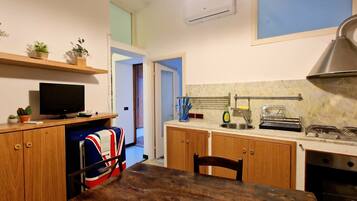 GroĂer KĂŒhlschrank, Ofen, Herdplatte, Kochgeschirr/Geschirr/Besteck