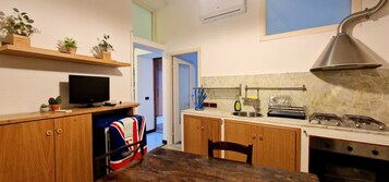 Refrigerador con freezer, horno, placa de cocina, utensilios de cocina