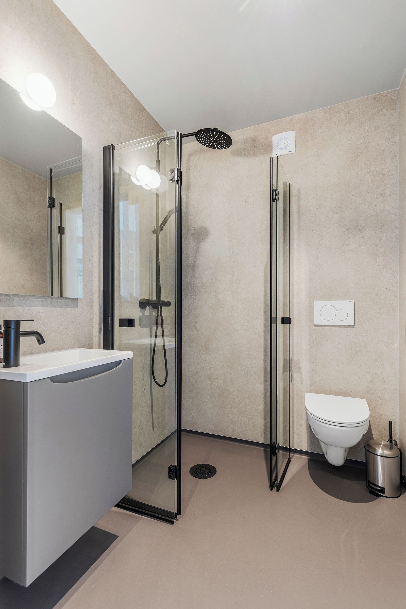 Signature-Dreibettzimmer | Badezimmer | Handtücher, Toilettenpapier
