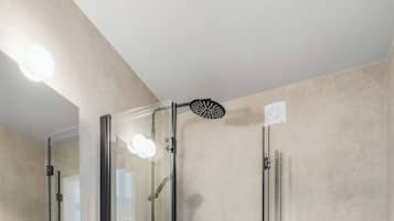 Signature-Dreibettzimmer | Badezimmer | Handtücher, Toilettenpapier