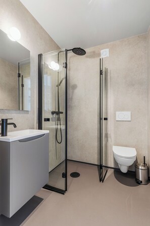 Signatur-værelse til 3 personer | Badeværelse | Håndklæder, Toiletpapir