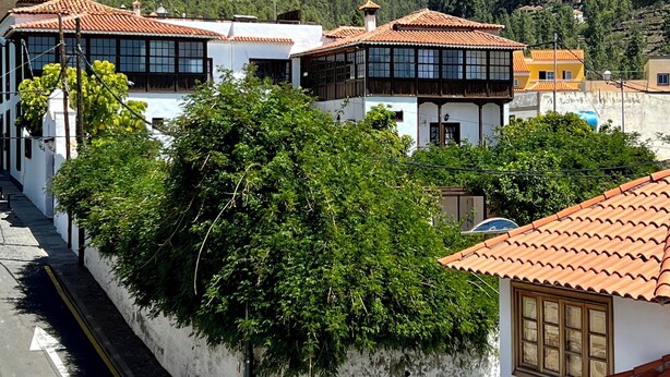 A residential area with traditional architecture, including buildings with tiled roofs and white walls. - Alma Hostel (Vilaflor)