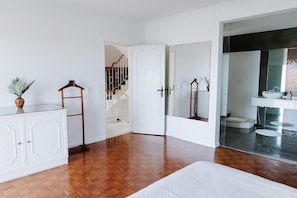 4 bedrooms, desk, iron/ironing board, free WiFi