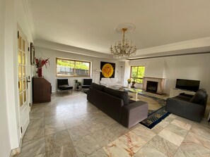 Smart TV, chimenea, tenis de mesa y libros