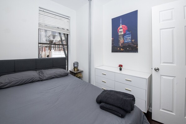 6 bedrooms, desk, iron/ironing board, WiFi