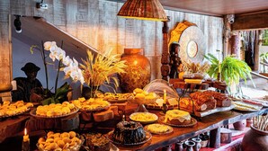 Een buffet met diverse gerechten en een decoratieve vaas.