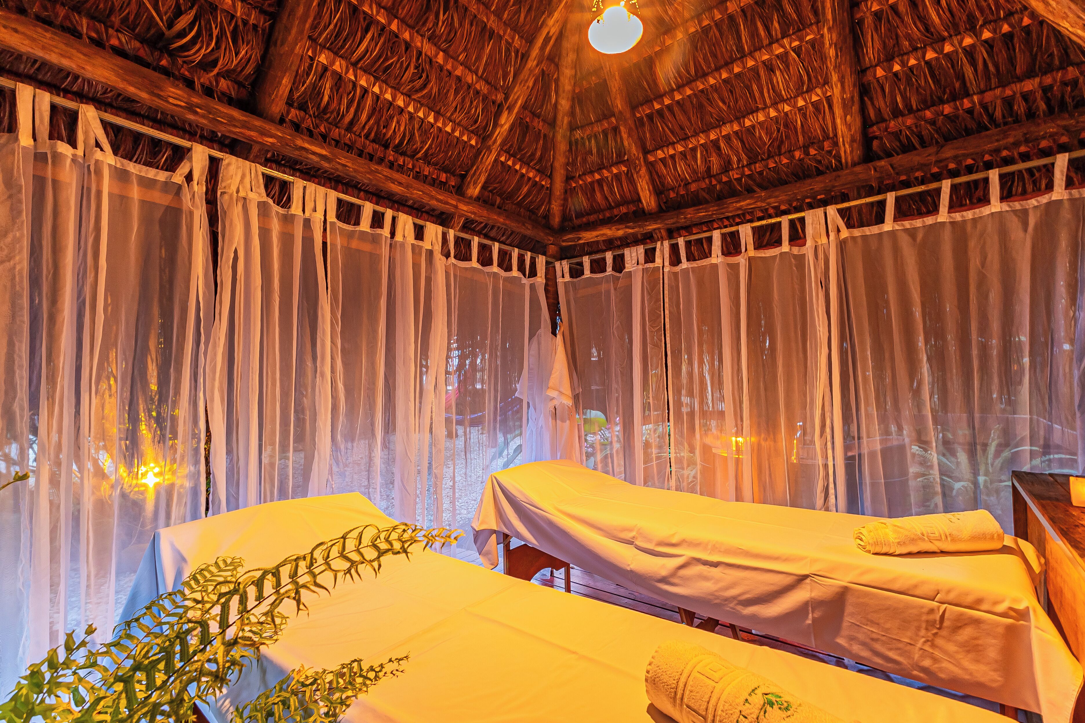 Masajes con piedras calientes y masajes de tejido profundo 