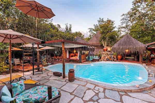 Alberca techada, alberca al aire libre y camas balinesas gratuitas