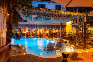 Una piscina cubierta, una piscina al aire libre