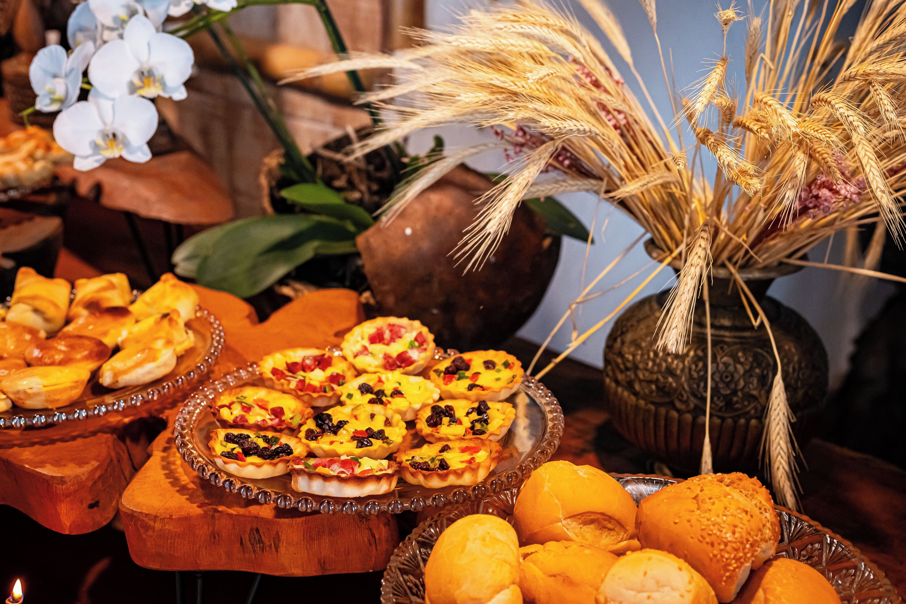 Variedad de alimentos sobre una mesa, incluyendo pasteles y pan.
