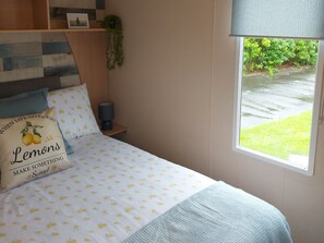 Apartment | 3 bedrooms, iron/ironing board, free WiFi, bed sheets - Dog Friendly Caravan on the Northumberian Coast (Whitley Bay)