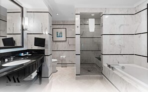 Dusj, hårføner og håndklær