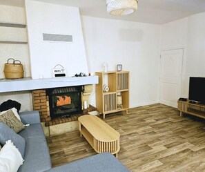 TV, fireplace - Apartment - shaded terrace (Marsanne)