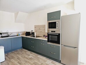 Een koelkast, een microgolfoven, een oven, een kookplaat