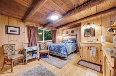 Cozy studio cabin less than a mile to Mt. Rainier entrance.