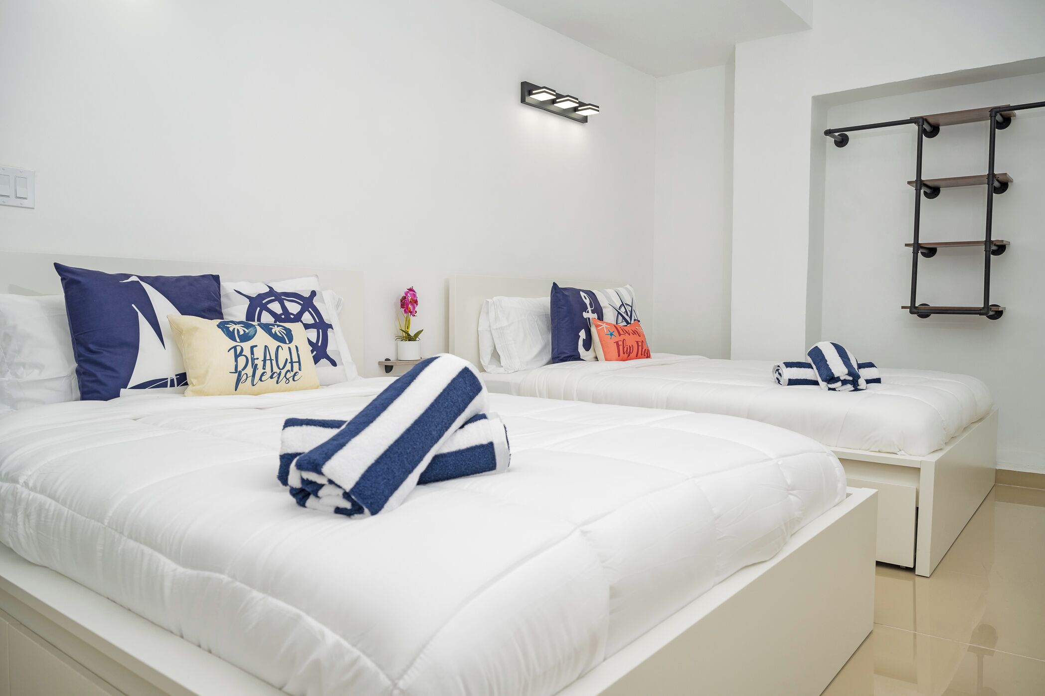 Minibar con artículos gratuitos y tabla de planchar con plancha 