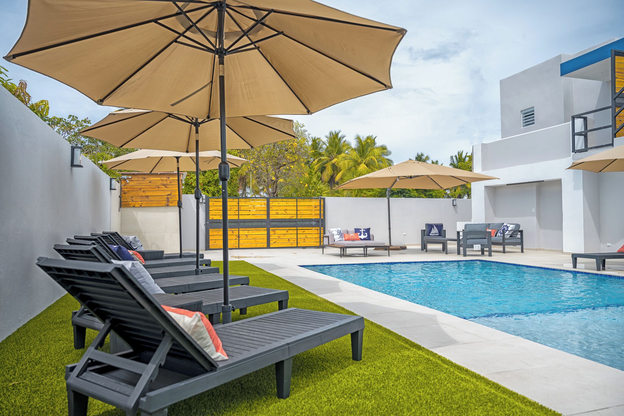 Una piscina al aire libre