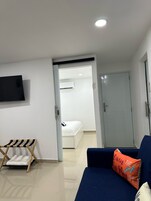 Minibar con artículos gratuitos y tabla de planchar con plancha 