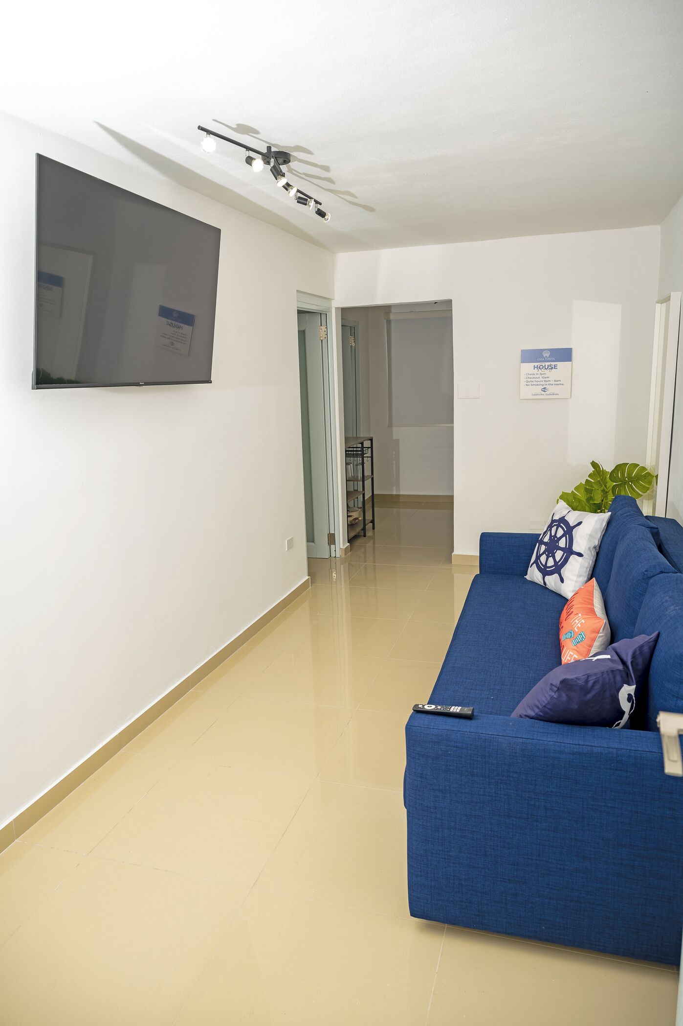 Quarto conforto | Área de estar | TV de tela plana 50 polegadas com canais digitais, serviços de streaming