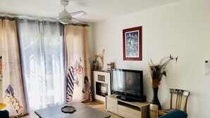 A living room with a television, a coffee table, and a sofa. - Gîte Rural Familial Entre Mer et Pays Cathare (Montséret)