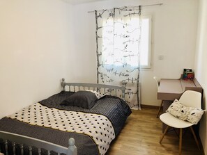 3 slaapkamers, een bureau, reisbedje, gratis wifi