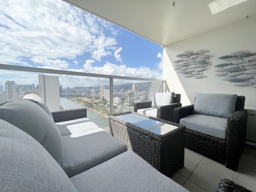 Center of Waikiki - 1 Bedroom 3 Queen Size Beds