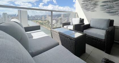 Center of Waikiki - 1 Bedroom 3 Queen Size Beds