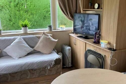 Ferienhütte | Wohnbereich | Fernseher, Kamin