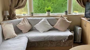 Ferienhütte | Wohnbereich | Fernseher, Kamin