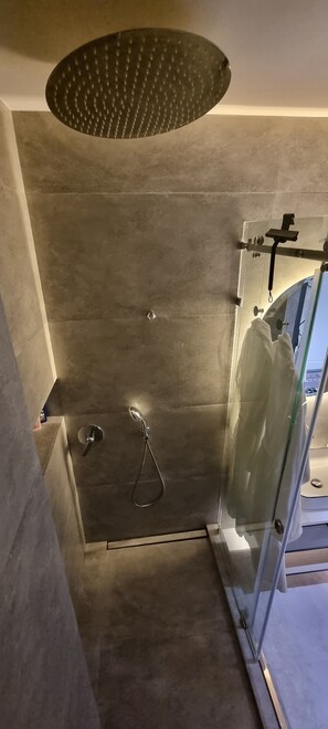 Sèche-cheveux, serviettes fournies, savon, shampoing