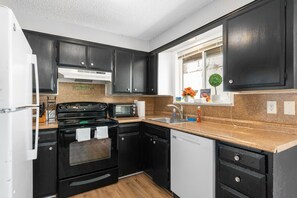 Mikroaaltouuni, uuni, liesi, kahvin-/teenkeitin