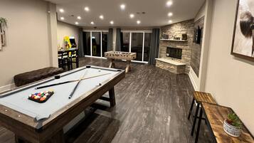 House | 4 bedrooms, desk, iron/ironing board, Internet