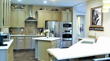 House | 4 bedrooms, desk, iron/ironing board, Internet