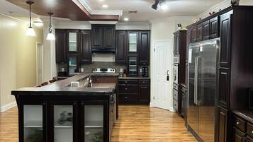 House | 4 bedrooms, desk, iron/ironing board, Internet