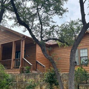 House | 4 bedrooms, desk, iron/ironing board, Internet - The Den - Family Friendly Close to Fiesta Texas (San Antonio)