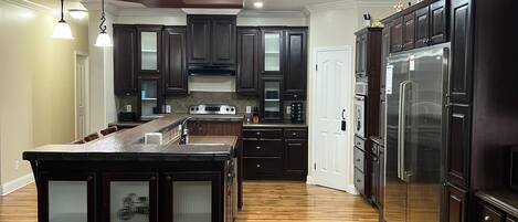 4 habitaciones, escritorio y tabla de planchar con plancha