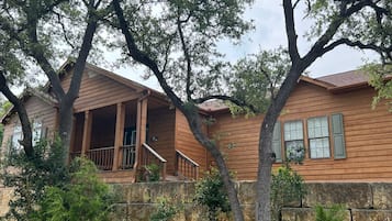 4 bedrooms, desk, iron/ironing board, Internet